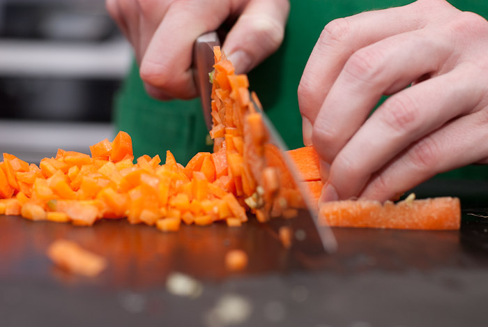 Cà rốt cắt hạt lựu hoặc bạn có thể băm nhỏ.