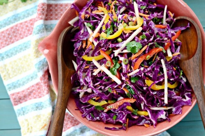Salad bắp cải tím thanh đạm và ngon miệng cho những người ăn chay muốn giảm cân. 